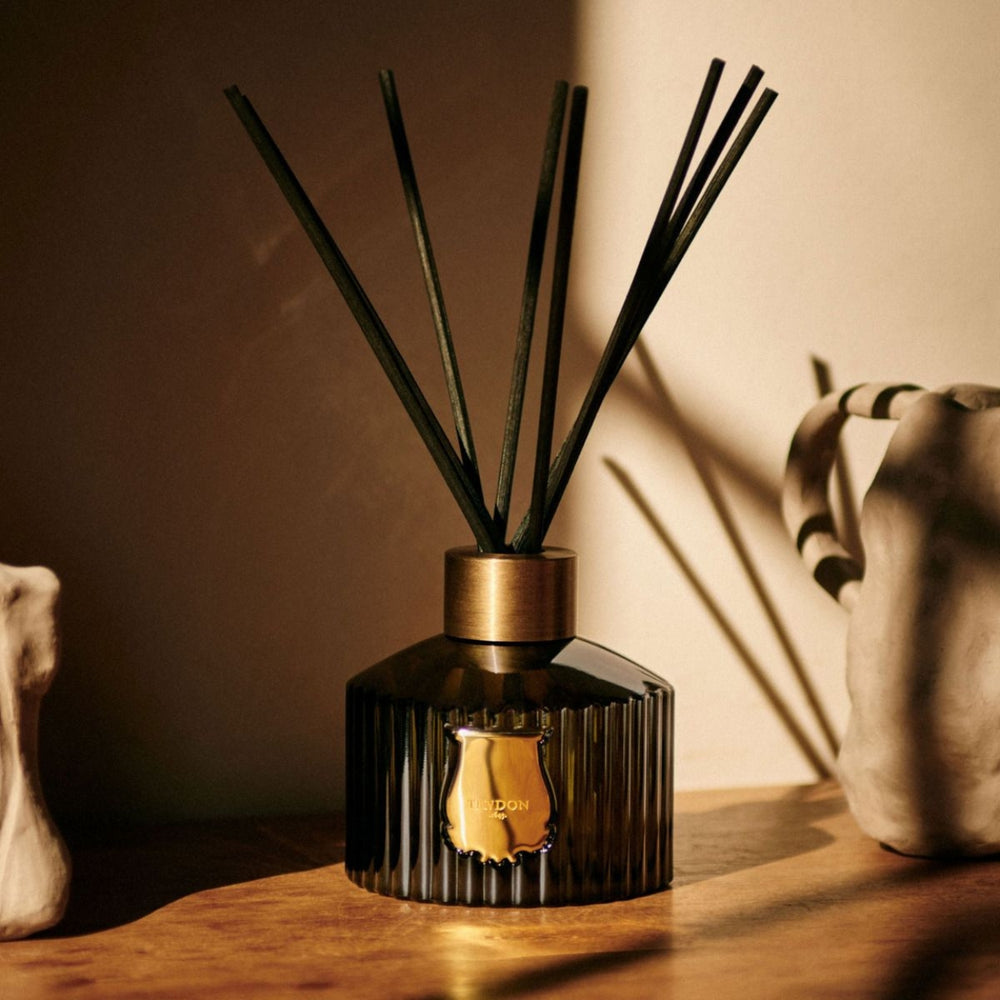 Le Diffuseur Refill Ernesto - Leather and Tobacco Lifestyle Image
