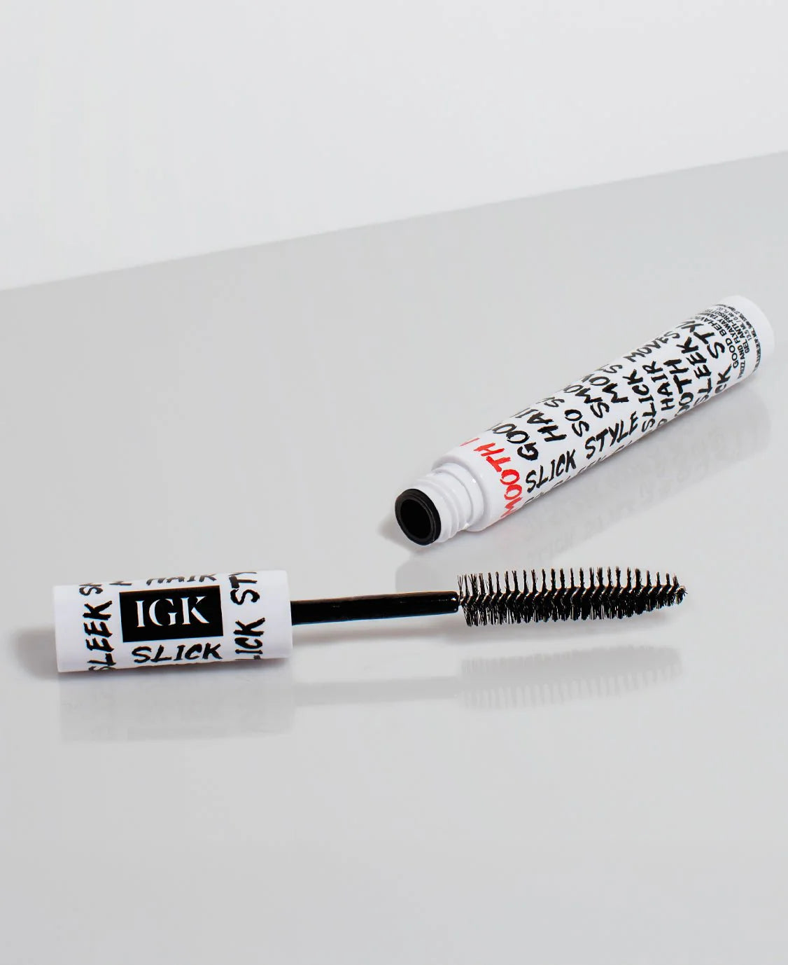 Good Behavior Frizz and Flyaway Lightweight Gel Hair Taming Wand Lifestyle Image 2