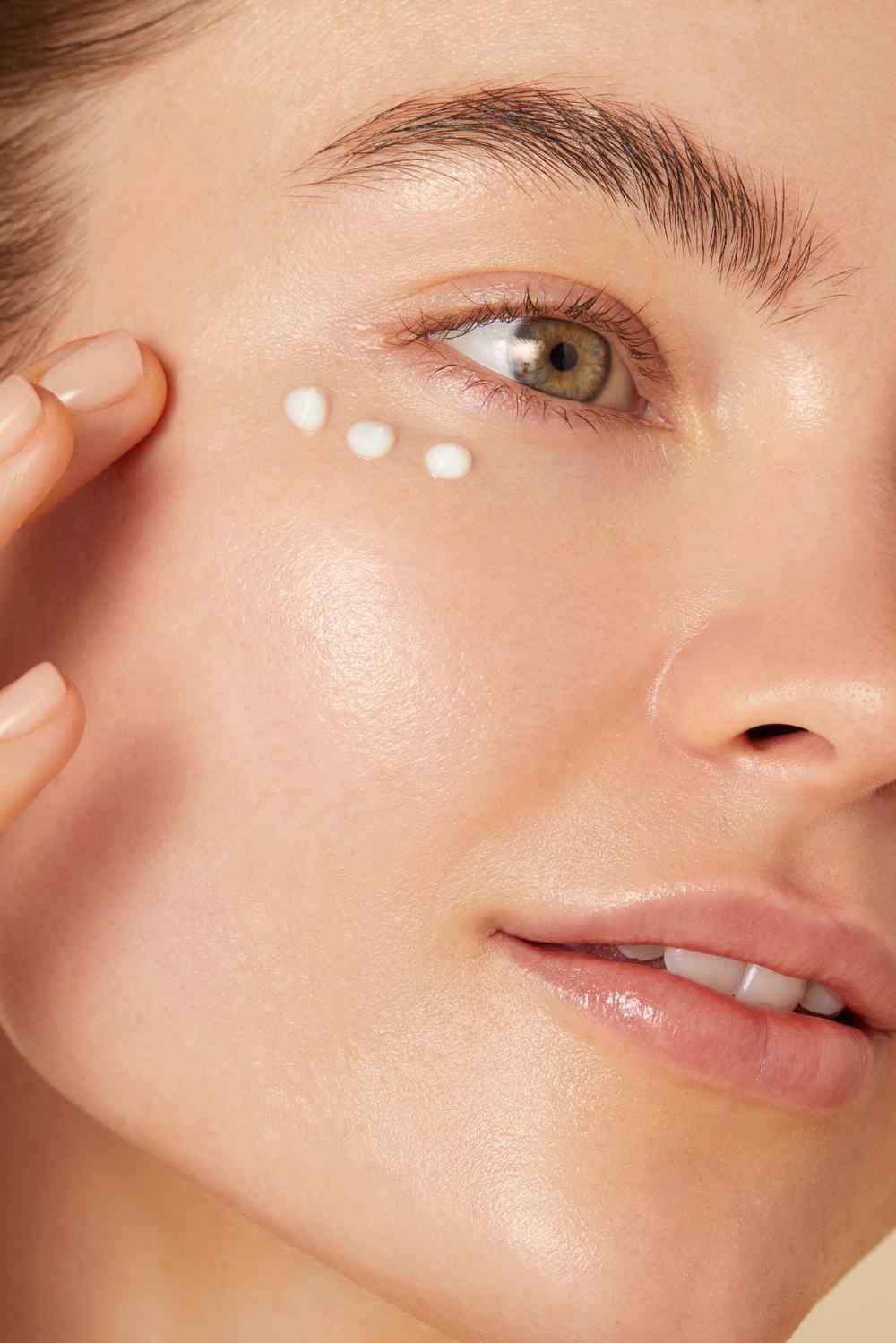 Illumine Eye Cream (CAD) Lifestyle Image